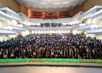 Entrega Universidad Tecnológica de Nuevo Laredo nueva generación de profesionistas a Tamaulipas