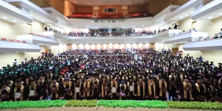 Entrega Universidad Tecnológica de Nuevo Laredo nueva generación de profesionistas a Tamaulipas