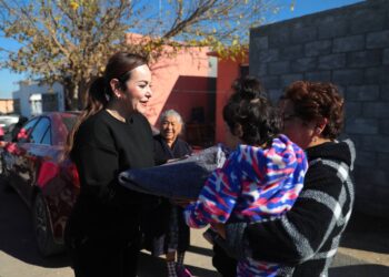 ENTREGA ALCALDESA CARMEN LILIA APOYO INVERNAL A FAMILIAS DE LA PERIFERIA
