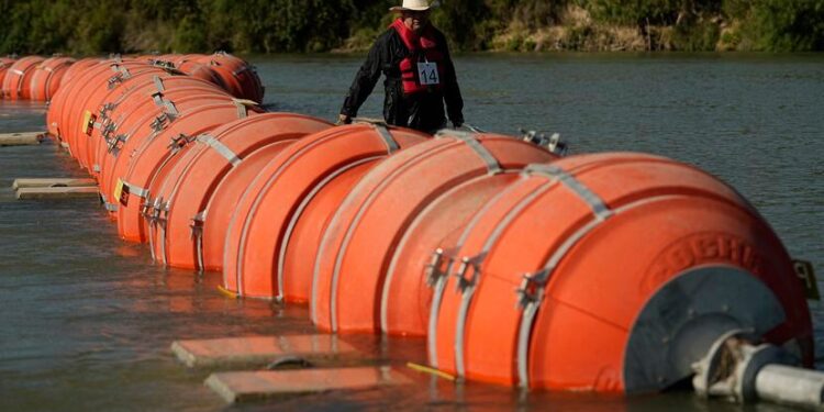 Ordenan a Texas retirar boyas fronterizas del río Grande