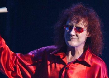 Muere Colin Burgess, el primer batería de AC/DC