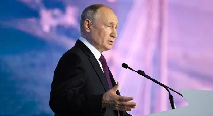 Putin encabeza puesta en servicio de nuevos submarinos nucleares rusos