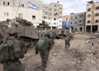 Israel combate a milicianos en ciudades de Gaza, los civiles siguen atrapados en el fuego cruzado