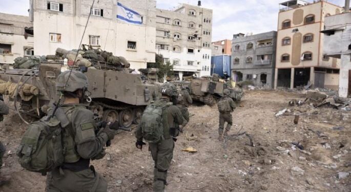 Israel combate a milicianos en ciudades de Gaza, los civiles siguen atrapados en el fuego cruzado