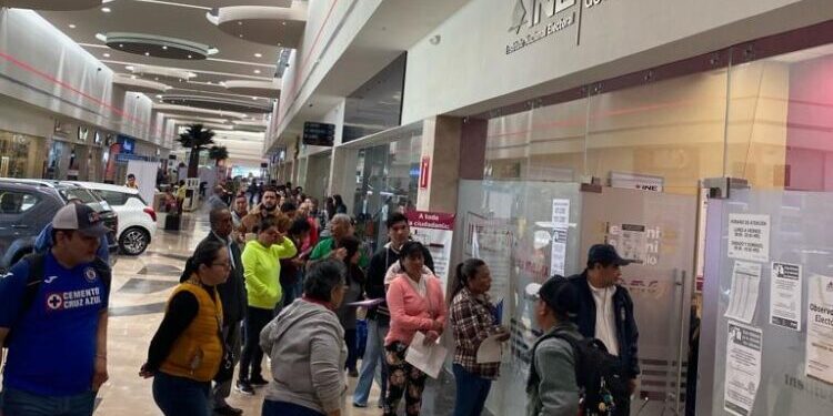Largas filas para tramitar credencial del INE; vence plazo el 22 de enero