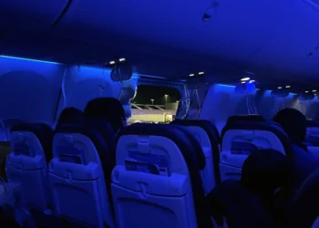Encuentran la pieza de avión de Alaska Airlines que explotó y se desprendió en pleno vuelo
