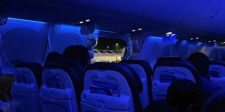 Encuentran la pieza de avión de Alaska Airlines que explotó y se desprendió en pleno vuelo