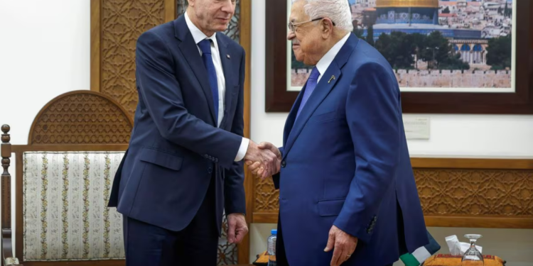 EE UU derriba una veintena de drones y tres misiles en un “complejo ataque” de los hutíes en el mar Rojo