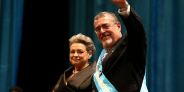 Bernardo Arévalo asume la presidencia de Guatemala luego de una extensa jornada de desacuerdos en el Congreso que provocaron el retraso de su investidura
