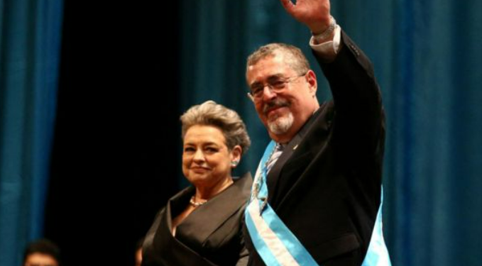 Bernardo Arévalo asume la presidencia de Guatemala luego de una extensa jornada de desacuerdos en el Congreso que provocaron el retraso de su investidura