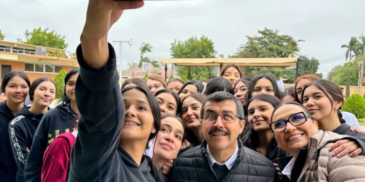 Dámaso Anaya fortalece vínculos con universitarios de la UAT Campus Mante La comunidad universitaria del Campus Mante recibió con gran júbilo al MVZ Dámaso Anaya Alvarado, quien sostuvo un encuentro con estudiantes, docentes y personal directivo de las sedes académicas de la Universidad Autónoma de Tamaulipas (UAT) en esta región del estado.