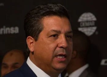 Falsifica poder legal para tramitar carta de residencia de Cabeza de Vaca.