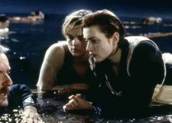 Vendida la icónica tabla del final de ‘Titanic’ en una subasta: fue la pieza más cara