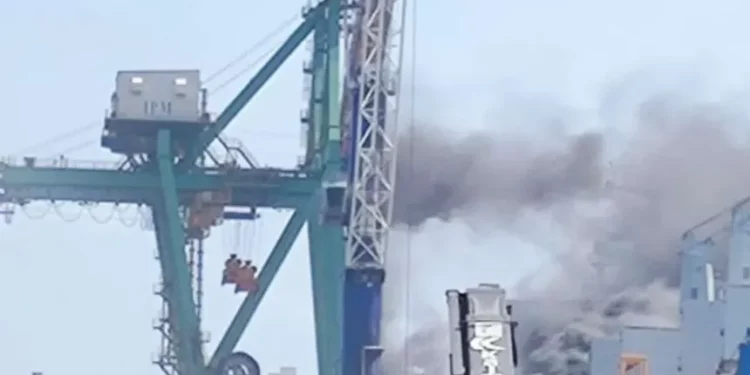 Grúa se incendia y se desploma sobre barco en el puerto de Altamira