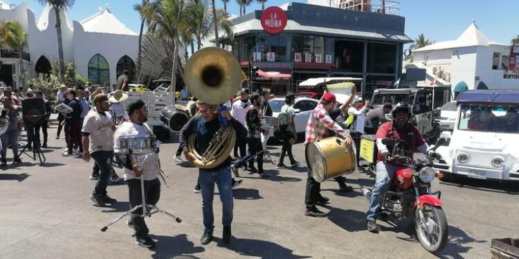 Músicos de Mazatlán protestan por prohibición de tocar en áreas de playa