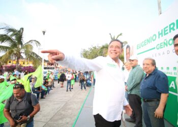 En la zona norte de Tampico, Eugenio Hernández recibe un sí para llegar al Senado