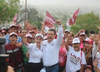 Vecinos de la Enrique Lara y Amalia G. van con Lalo por su reelección