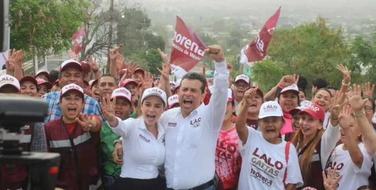 Vecinos de la Enrique Lara y Amalia G. van con Lalo por su reelección