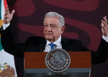 AMLO respalda a bandas en Mazatlán; pide manifestaciones sin violencia