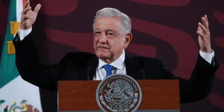 AMLO respalda a bandas en Mazatlán; pide manifestaciones sin violencia