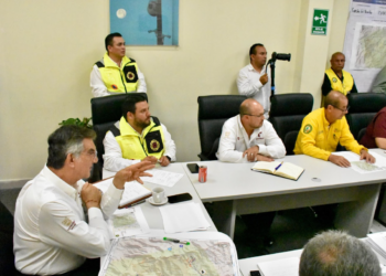 Avanza control de incendio en Cañón del Novillo; reconoce gobernador labor de brigadistas