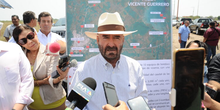 Arrancan trabajos de rectificación de trazos para la construcción de la segunda línea del acueducto de la presa Vicente Guerrero.