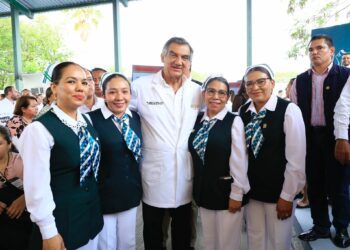 Entrega Américo tarjetas del programa “La Clínica es Nuestra”; refuerzan atención médica