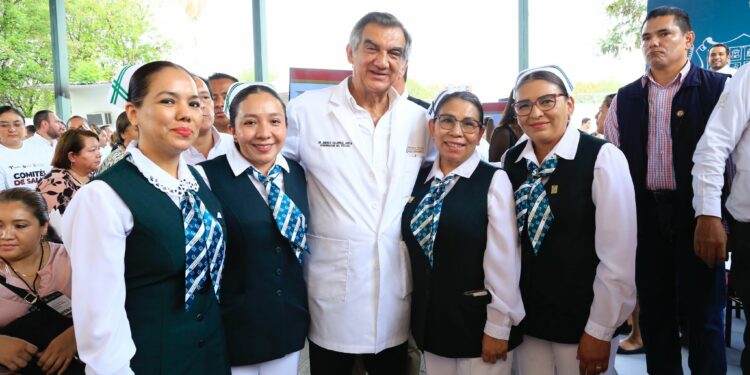 Entrega Américo tarjetas del programa “La Clínica es Nuestra”; refuerzan atención médica