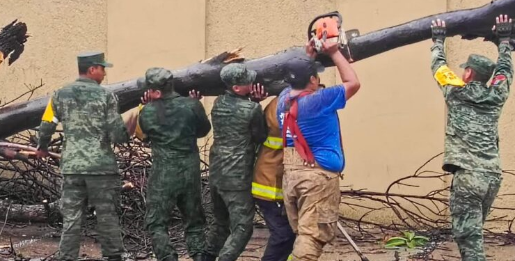 Ejército Mexicano apoya a población por lluvias de “Alberto”