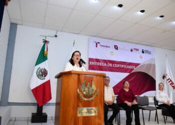 Reconocen a estudiantes por asesorar a adultos que cursan su educación en ITEA