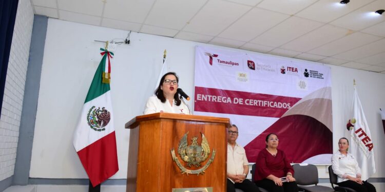 Reconocen a estudiantes por asesorar a adultos que cursan su educación en ITEA