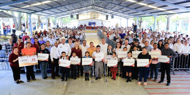 Entrega Américo becas que benefician a 54 mil estudiantes de Tamaulipas