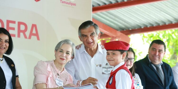 Apadrinan Américo y María a estudiantes de Xicoténcatl; presupuesto sin límites para becas