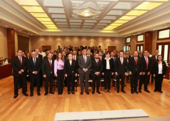 Entrega Américo patentes de aspirante a notarios públicos