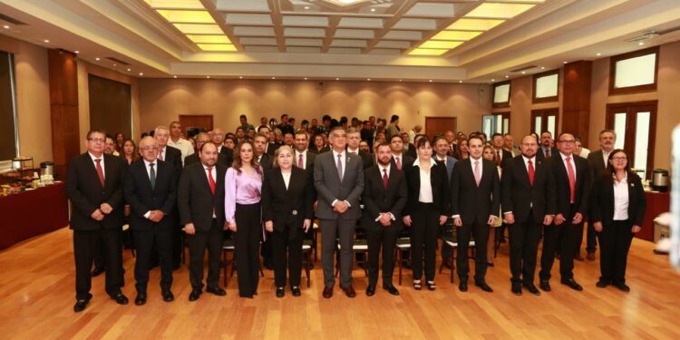 Entrega Américo patentes de aspirante a notarios públicos