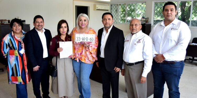 Dona Secretaría de Finanzas autobús escolar al ITACE