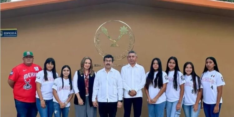 Felicita Dámaso Anaya a softbolistas de la UAT campeonas del Torneo Nacional Williamsport