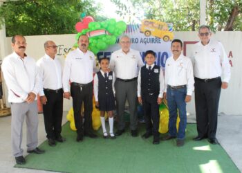 En representación del gobernador, titular de la SOP, entrega libros uniformes y útiles escolares en Abasolo