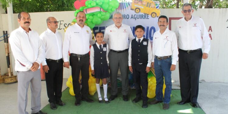 En representación del gobernador, titular de la SOP, entrega libros uniformes y útiles escolares en Abasolo