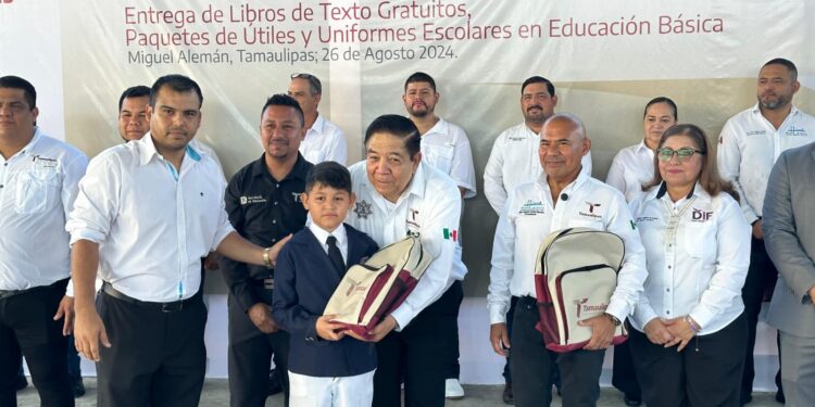 Encabeza titular de la SSPT entrega de libros, uniformes y útiles escolares en Miguel Alemán