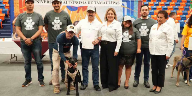 Entrega la UAT en adopción a héroes caninos