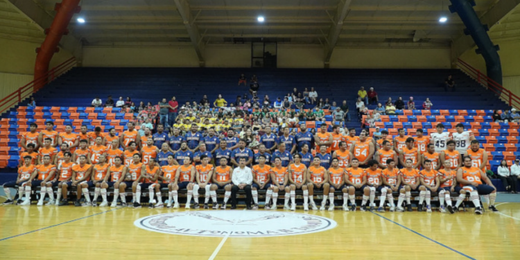 Presenta el rector a los Correcaminos UAT Liga Mayor de Futbol Americano