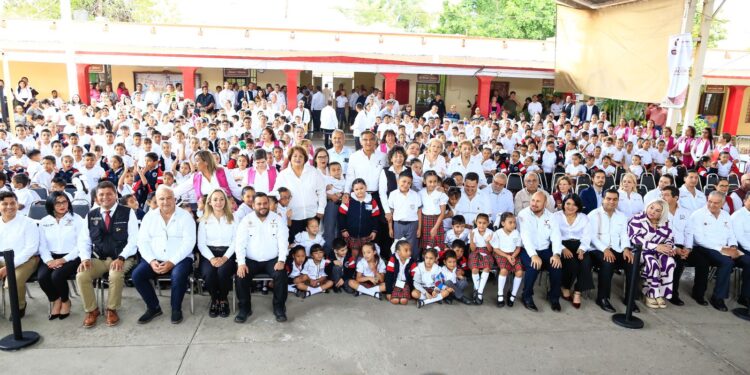 Con educación y valores estudiantes tendrán un mejor futuro: Américo