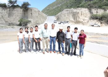 Entrega Américo viviendas a damnificados por la tormenta Alberto y supervisa obras en Tula