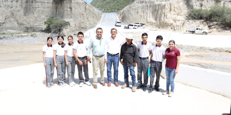 Entrega Américo viviendas a damnificados por la tormenta Alberto y supervisa obras en Tula