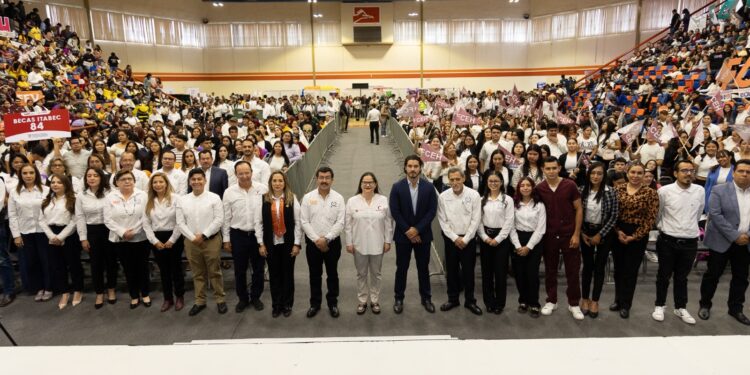 Entregan becas Futuro Tamaulipas a jóvenes de nivel superior