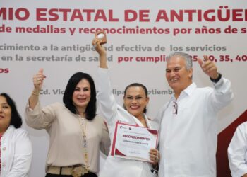Entregan Premio Estatal de Antigüedad a 220 trabajadores de la salud