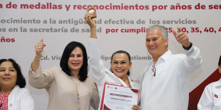Entregan Premio Estatal de Antigüedad a 220 trabajadores de la salud