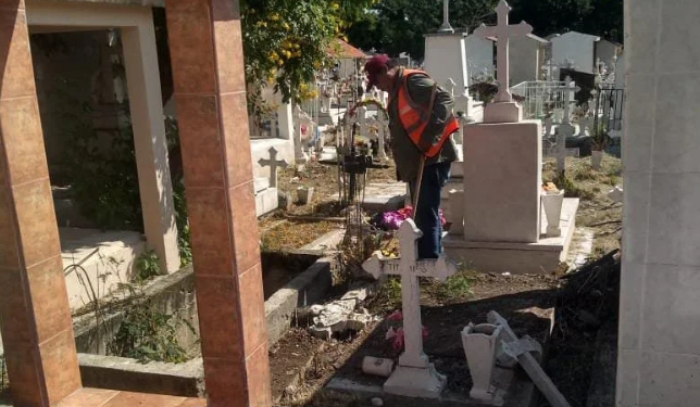 Trabaja Gobierno en limpieza de panteones municipales