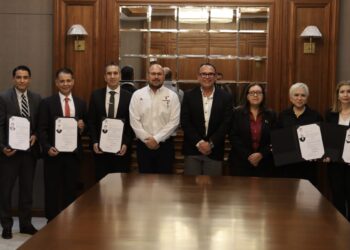 Entrega gobernador Fiat de notarios públicos